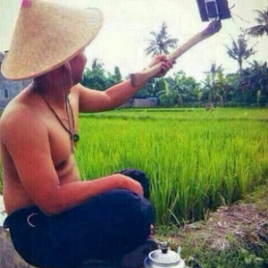 Media 'Fhoto-selfie-dengan-cara-aneh-saat-istirahat-di-sawah' in category 'Fotogenic'